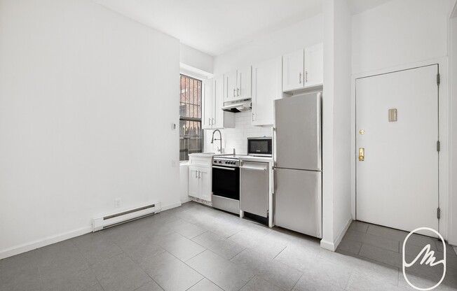 454 W 22 ST