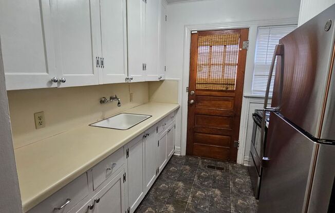 2 beds, 1 bath, 1,200 sqft, $1,250, Unit 1115 S Gary Pl