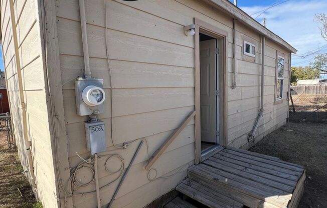 Cozy 1 bedroom back house