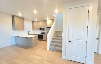 **2 Weeks Free Rent** | Modern Comfort in the Heart of SE Portland — 3 Bed, 2.5 Bath Home!