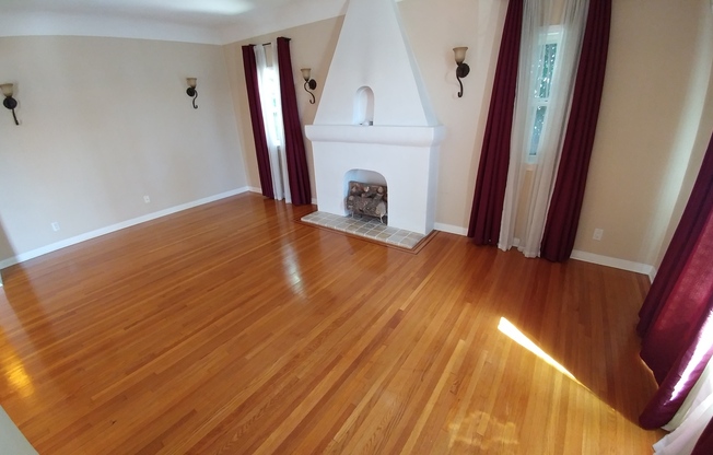 Gorgeous and Spacious 3-Bedroom 2-Bath home with Built-In BBQ, Garage, Hardwood Floors & Yard! MOVE-IN SPECIAL!! HALF OFF FIRST MONTH'S RENT!