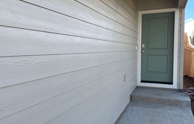 GORGEOUS 4 BED/2.5 BATH! HIGH END FINISHES ! SPACIOUS ROOMS ! FENCED BACK YARD !