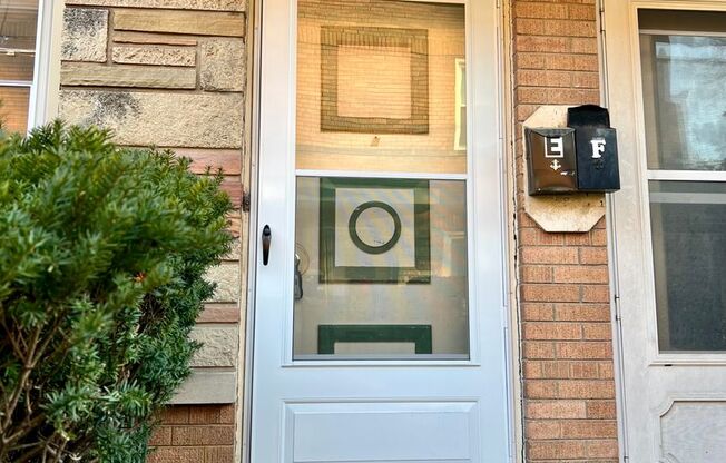 HOME SWEET HOME! 2 Bed / 1 Bath Townhome Available in Oak Park!