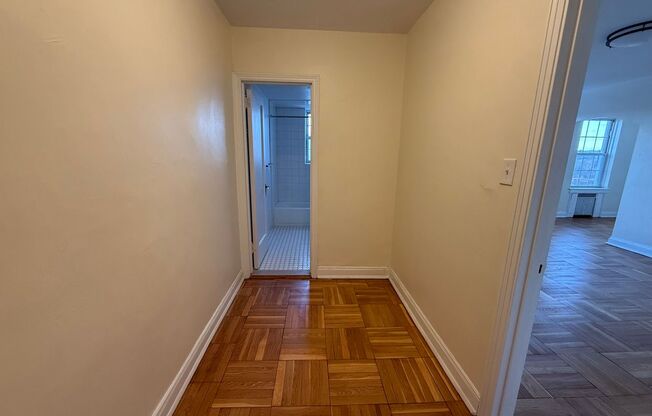 Studio, 1 bath, 413 sqft, $1,425, Unit Royal York 415