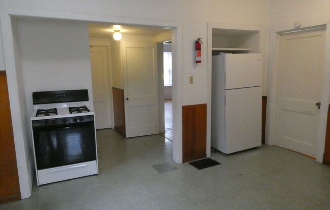 2 beds, 1 bath, $840, Unit Apt 101