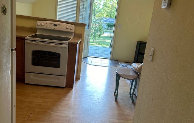 1 bed, 1 bath, $625, Unit Above Garage