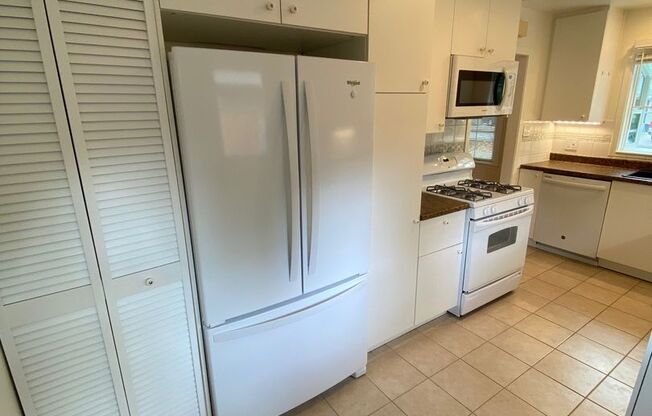 Charming 3 Bed, 1 Bath Home in Menlo Park's Desirable Willows
