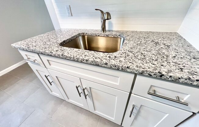 2 beds, 1 bath, $1,515, Unit 451 Frizzell Avenue Unit D R