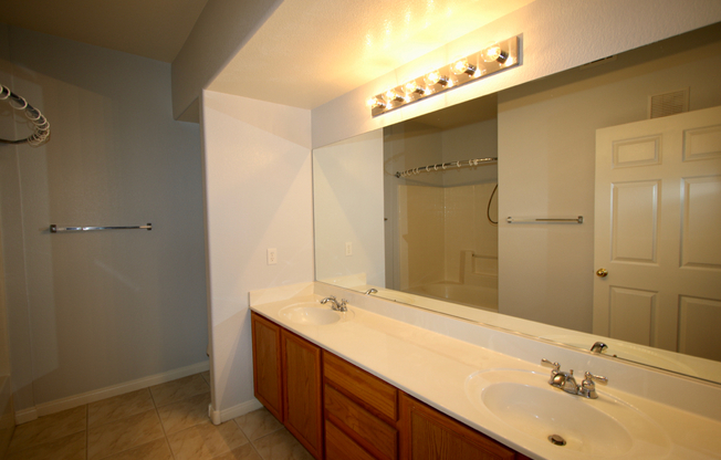 2 beds, 2 baths, $1,900, Unit 611