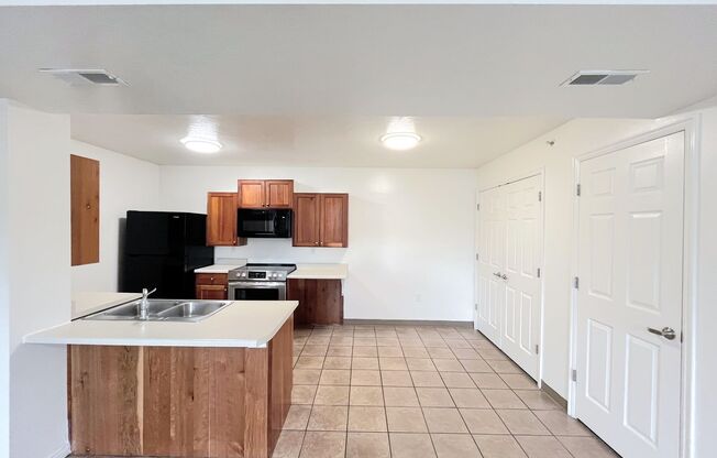 3 beds, 2 baths, 1,250 sqft, $1,450, Unit A103