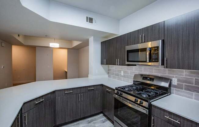 SPACIOUS, TRANQUIL 
LIVING IN HENDERSON