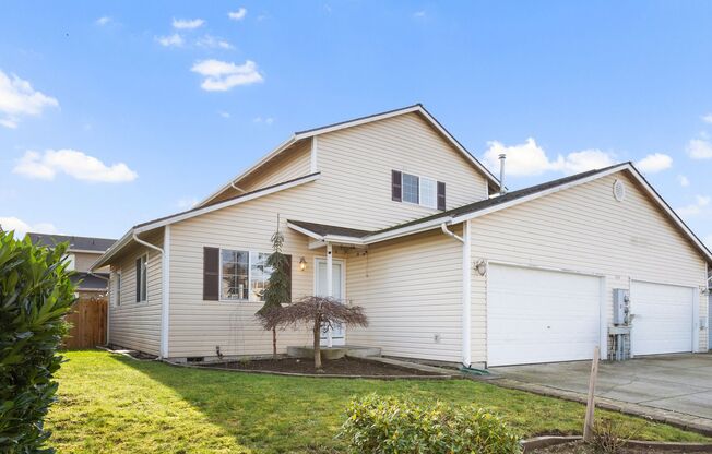 Charming 4-Bedroom Townhouse with Bonus Space and Year-Round Outdoor Living