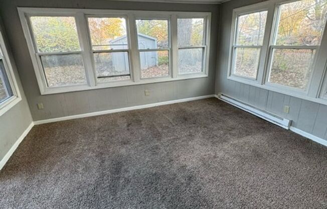 3 beds, 1 bath, $950