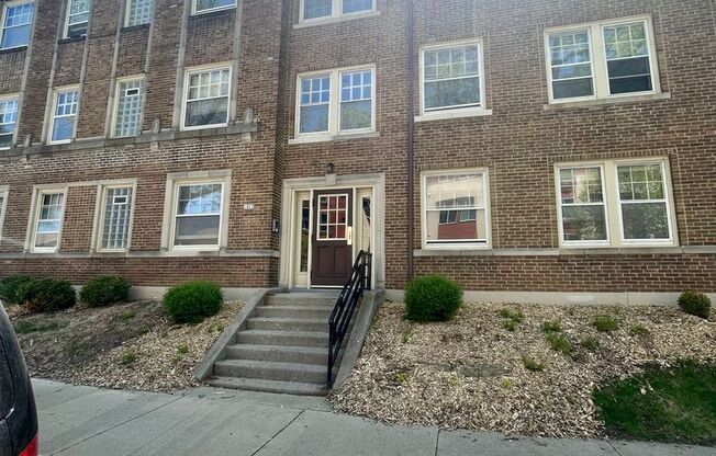 1827 E Park Pl