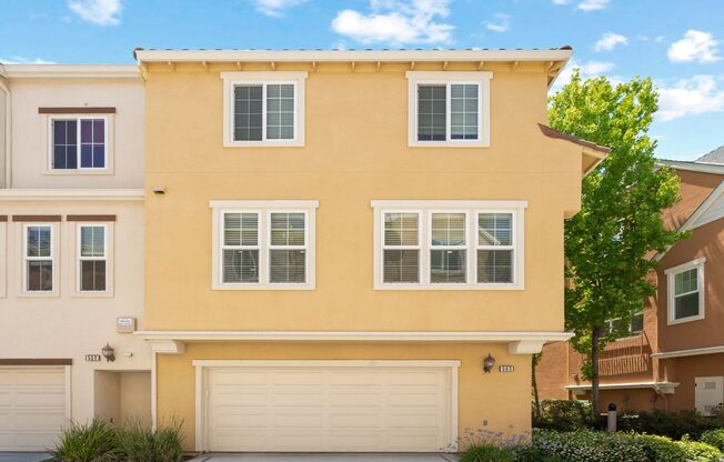 STYLISH, EXCELLENTLY LOCATED HOME CORNER UNIT | EASY ACCESS