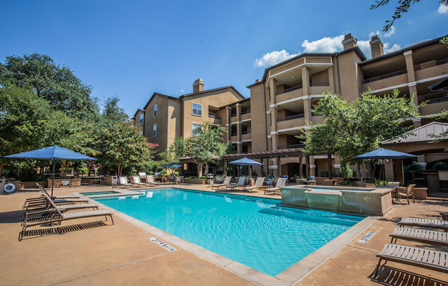 Pool Sundeck Seating at Apartments Dallas Texas