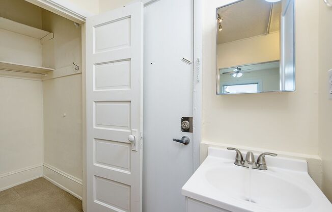 Studio, 1 bath, 334 sqft, $1,250, Unit 407