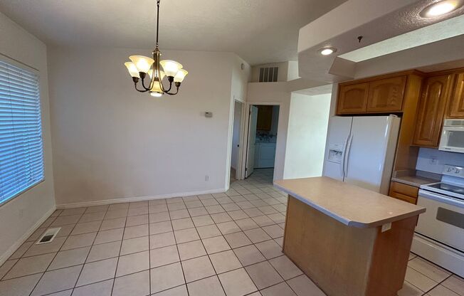 3 beds, 2 baths, $2,095, Unit Cameo PARK HOA.