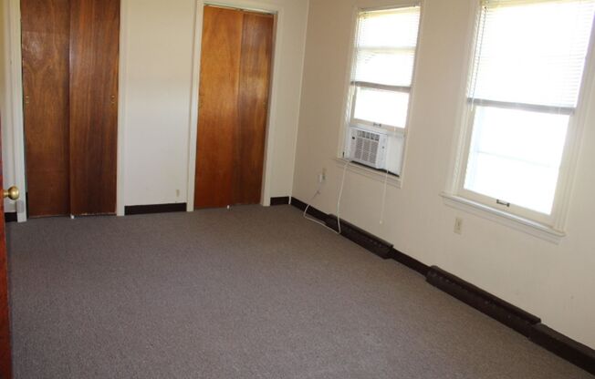 2 beds, 1 bath, $900, Unit Apt D