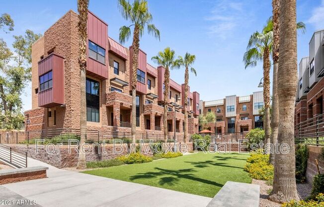 330 S Farmer Ave