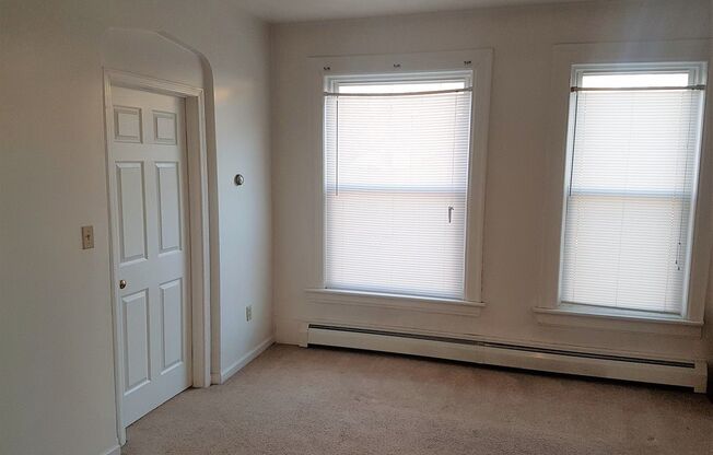 2 beds, 1 bath, $1,000, Unit 1 A