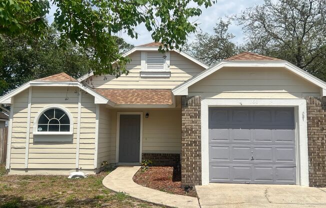 Charming 3-Bedroom Home in a Beautiful Sanford / Lake Mary Community with Community Pool
