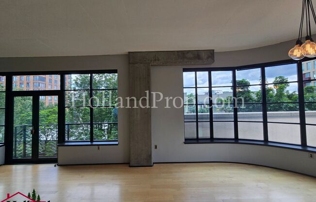 Breathtaking 1-Bedroom Apartment in the Heart of Portland – Private Deck, Storage & Stunning Views!