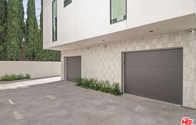 426 1/2 ARNAZ DR
