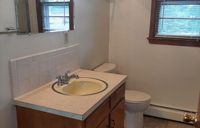 2 beds, 1 bath, 903 sqft, $1,250, Unit B-1