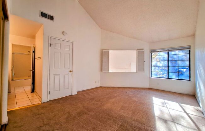 Spacious Two Story 2bd Townhouse With Loft Bedroom, Attached Garage, Pool, & Hot Tub!