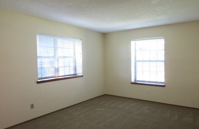 2 beds, 2 baths, 1,020 sqft, $1,900, Unit 921 S Zeno Way