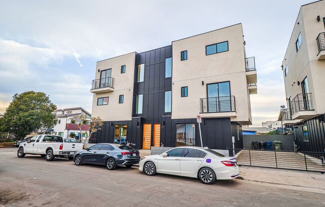 2332 Carmona Ave