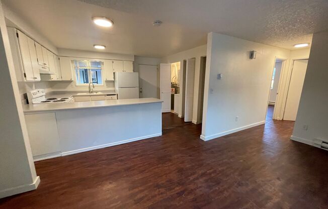 2 beds, 1 bath, 780 sqft, $1,155, Unit 21