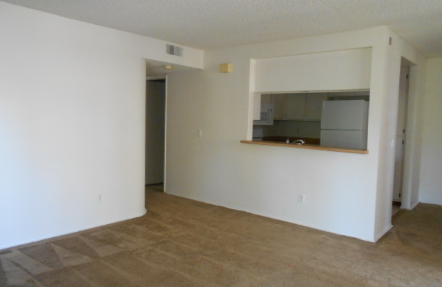 3 BEDROOMS CONDO WITH BEAUTIFUL LAKE VIEWS.