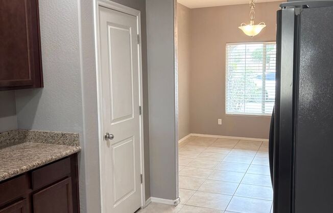 **GREAT 4 BEDROOM/2 BATHROOM HOME IN GLENDALE (GLENDALE & 75TH)**