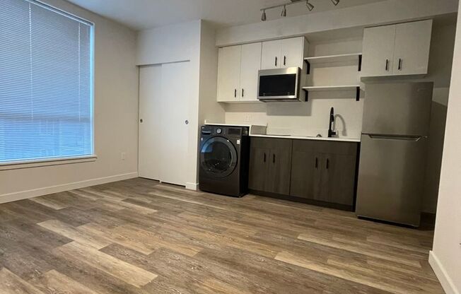 Studio, 1 bath, 289 sqft, $1,300