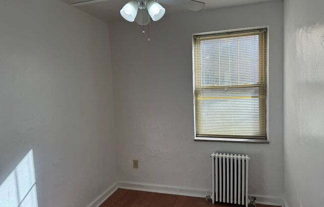 3 beds, 1 bath, $2,175, Unit 116B