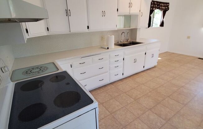 Beautiful & Private 3BD/2BA, 1,397 SqFt Home - Large Yards, Washer/Dryer included, Fireplace!