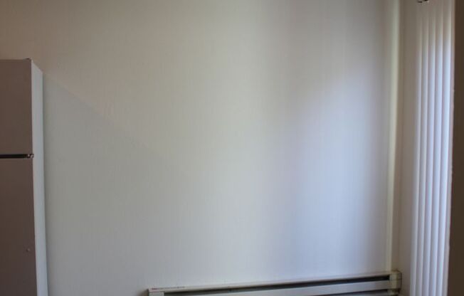 2 beds, 1 bath, $1,400, Unit 2025 SE River Road, WP 403