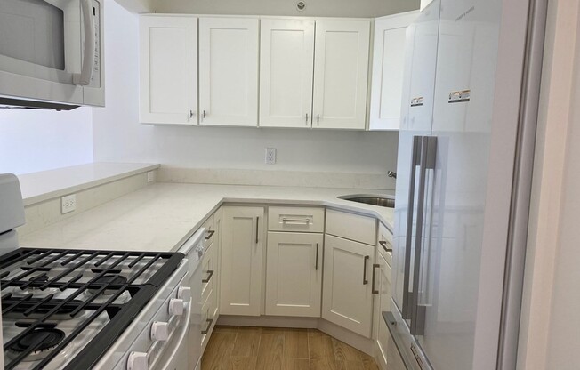 1 bed, 1 bath, 735 sqft, $4,000, Unit 25R