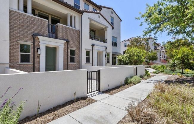 Luxury Townhome in Thousand Oaks - 3 Bedroom, 3 Bath