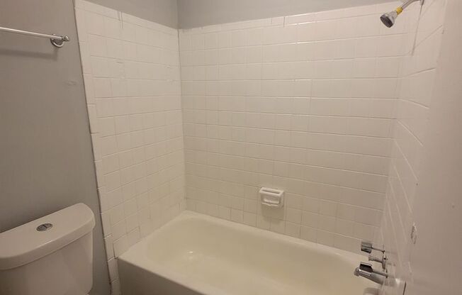 3 beds, 2 baths, 1,189 sqft, $1,200, Unit G7