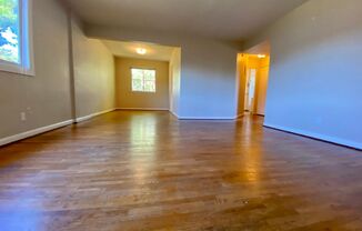 Top Floor One Bedroom in North Tabor ~ Off Street Parking & Pets Welcome!