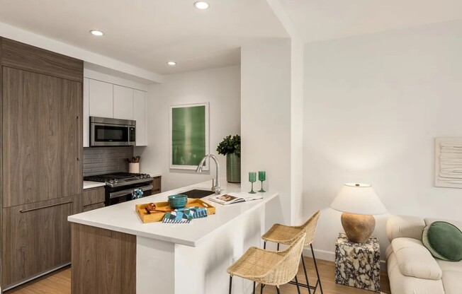 457 W 40 ST