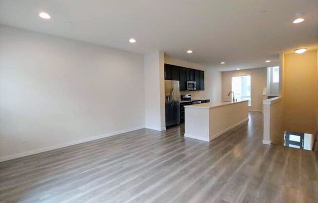 Stunning Contemporary Townhouse-Lynnwood