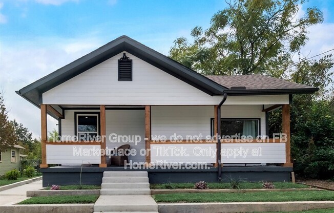 1124 E 11 ST