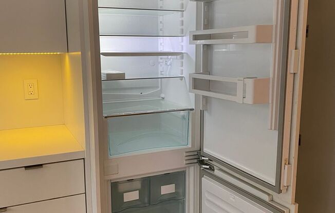 Studio, 1 bath, 384 sqft, $2,195, Unit 25