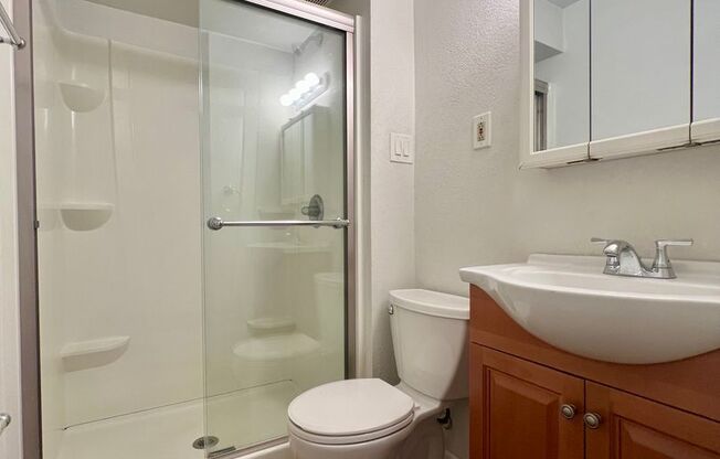 Charming One Bedroom in Oakland! Ample Natural Light! Call Today!