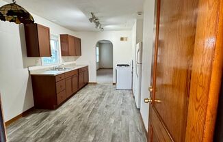 2 beds, 1 bath, 850 sqft, $850, Unit Upper