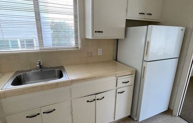Coming Soon-Spacious 2 Bedroom,1 Bathroom, spacious living room with lots of light. in Walkers Paradise
